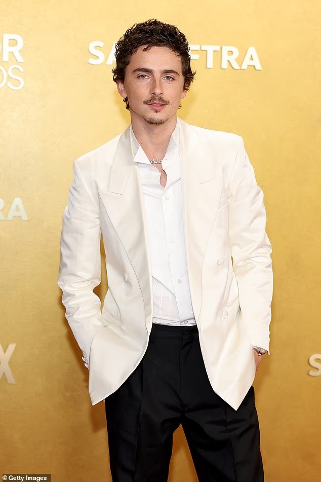 Timothée Chalamet laissé "mal à l'aise" par des liens similaires