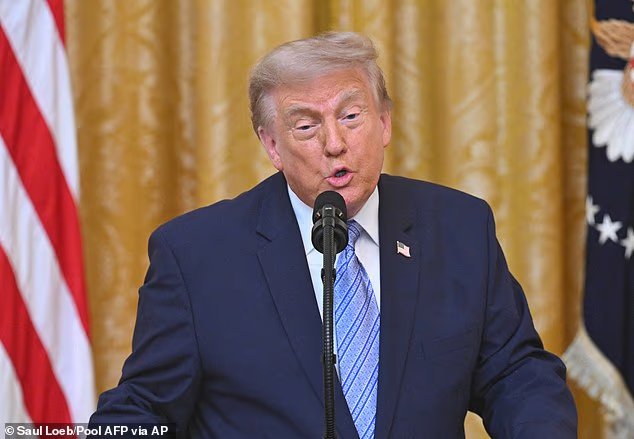 Trump affirme que la Chine a infiltré 220 MILLIONS de