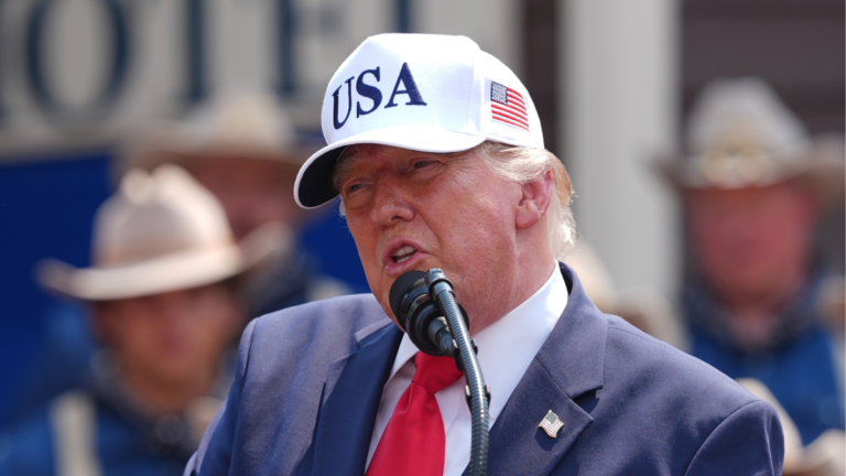 Trump gana 2 mil millones de dólares con criptomonedas, según