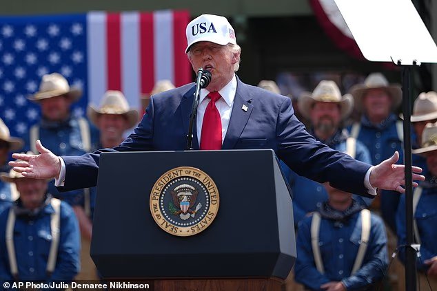 Trump plaisante en disant qu'il a eu des "triplés" avec