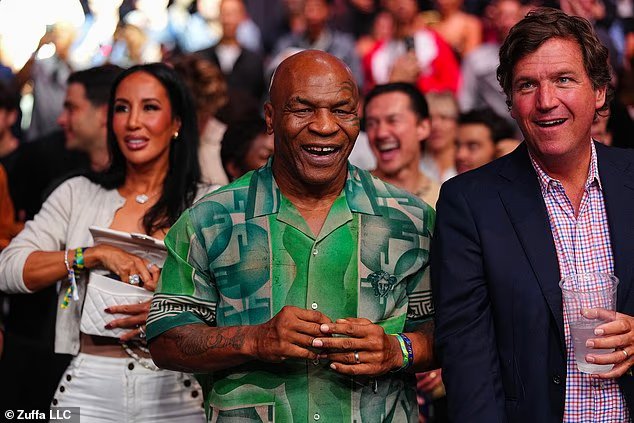 Tucker Carlson s'est bizarrement assis à côté de la légende