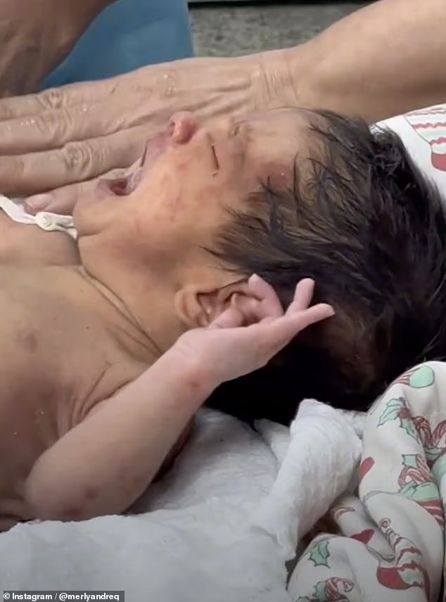 Un adorable petit garçon nouveau-né portant seulement une couche est
