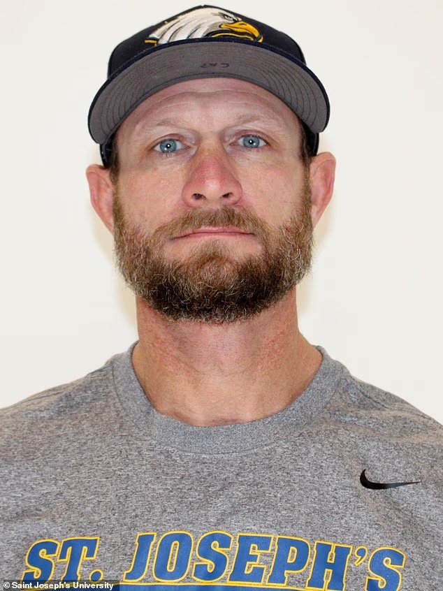 Un ancien joueur de baseball universitaire porte plainte après qu'un