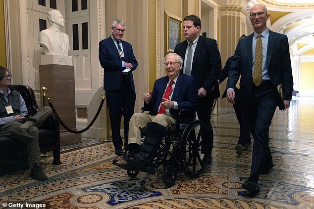 Un appelant frénétique révèle que Mitch McConnell, 84 ans, a