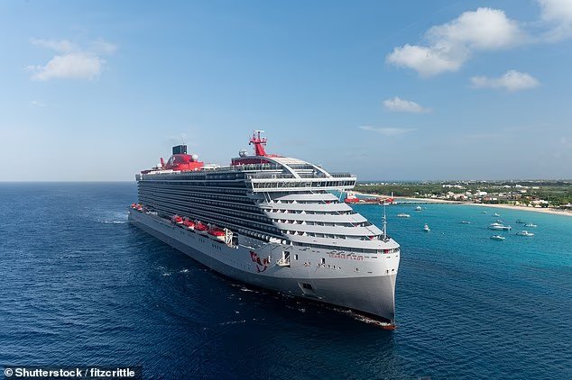 Un bateau de croisière contraint de changer de cap après