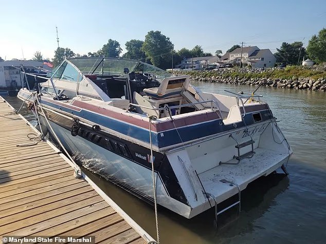 Un bateau de pêche faisant le plein de carburant EXPLOSE
