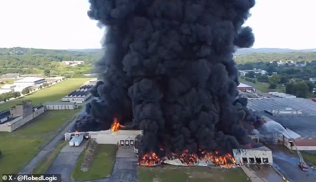Un énorme incendie s'est déclaré dans l'entrepôt et a envoyé