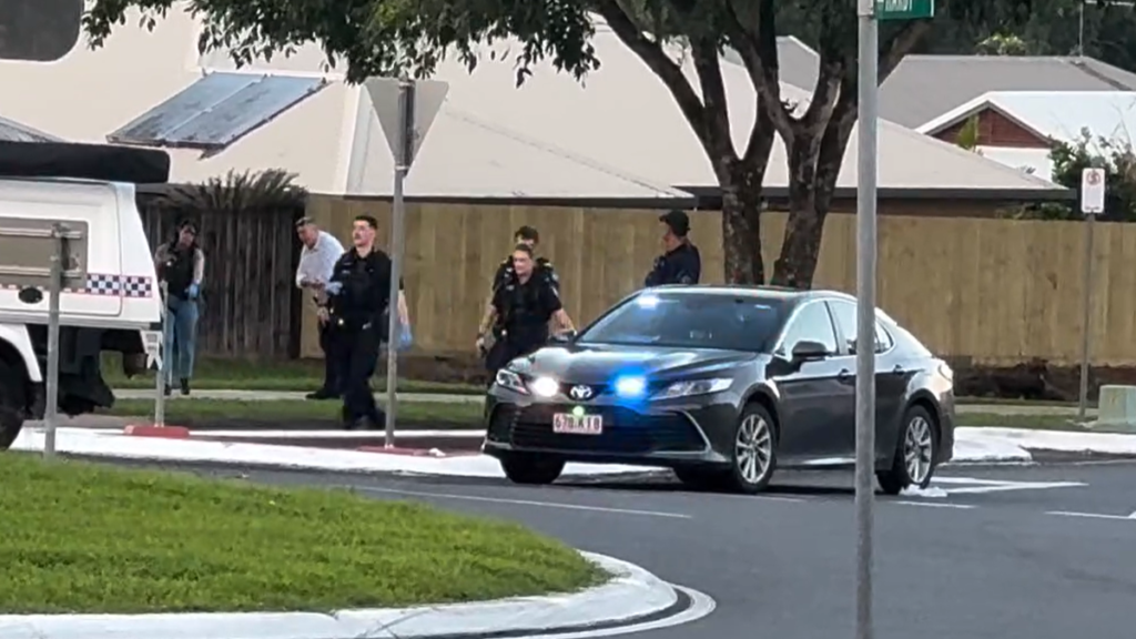 Un hombre está armado con un cuchillo después de que