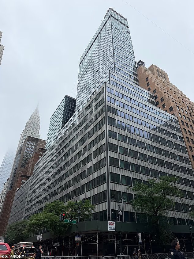 Un immense gratte-ciel de Midtown Manhattan a été évacué, craignant