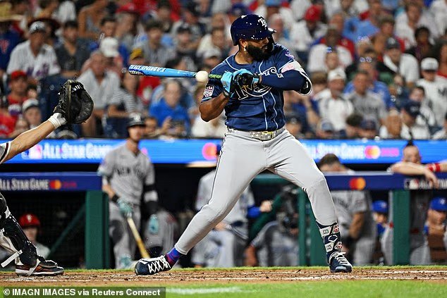 Un joueur de la MLB Brutal Moment prend une main