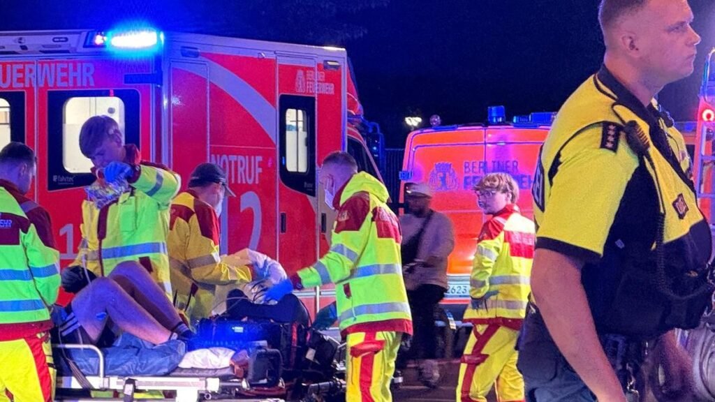 Un muerto y 16 heridos tras un vehículo atropellado a