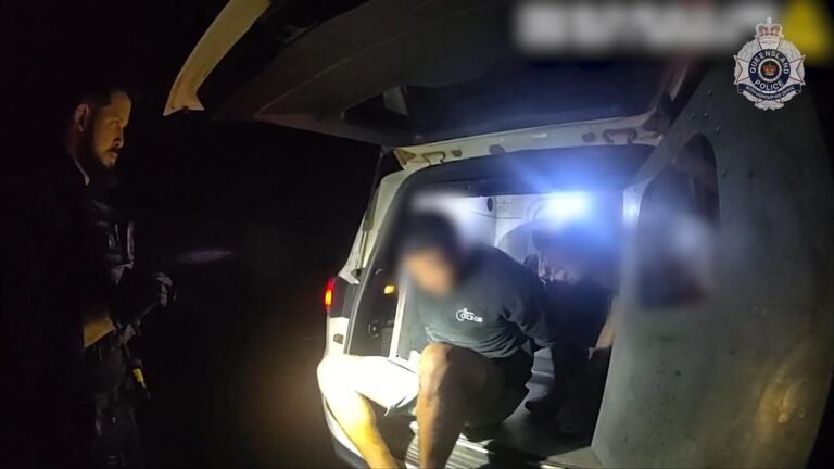 Un oficial de policía de Queensland agrede a tres adolescentes