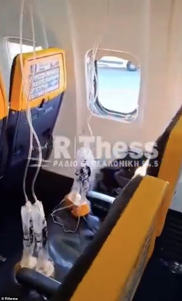 Un passager "aspiré jusqu'aux épaules par la fenêtre de l'avion