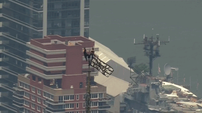 Una pareja temeraria sube al Empire State Building en una