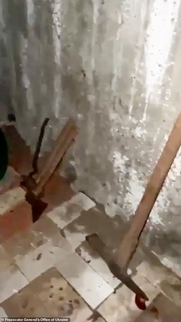 Une "chambre de torture" tachée de sang avec des haches