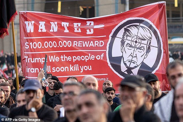 Une foule iranienne terrifiante montre des affiches de Trump et