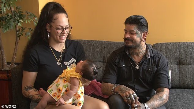 Une maman stupéfaite donne naissance à une ÉNORME petite fille