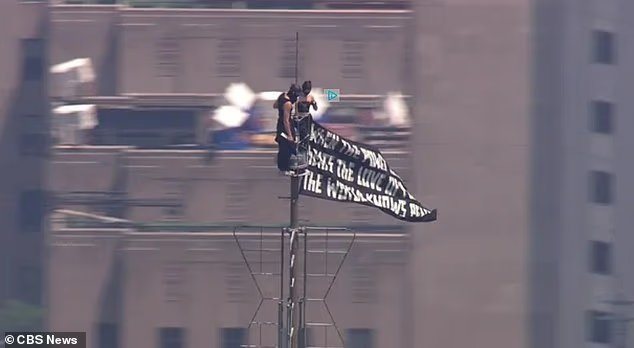 Une scène sauvage où un couple masqué escalade l'Empire State