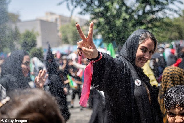 Une vidéo secrète effrayante sortie clandestinement d'Iran révèle la sombre