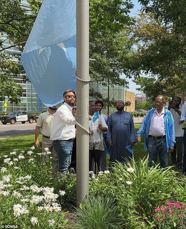 Une ville frontalière hypervigilante arbore fièrement le drapeau somalien pour