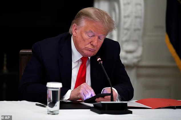 Wall Street s'effondre alors que la famille Trump prépare un