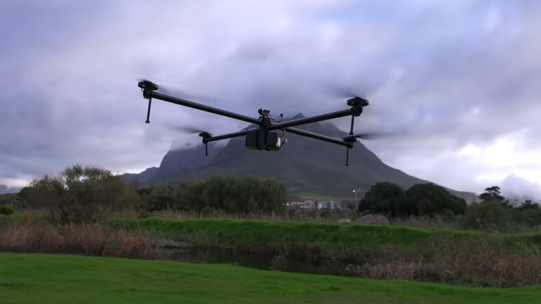 YouTuber rompe el récord Guinness de vuelo con drones después